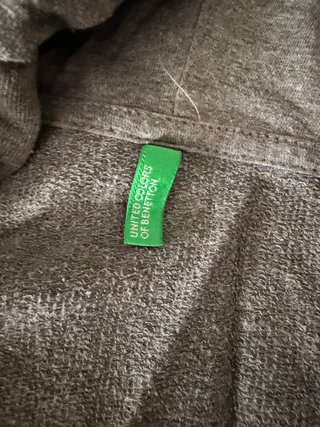 Sudadera gris con capucha y cremallera