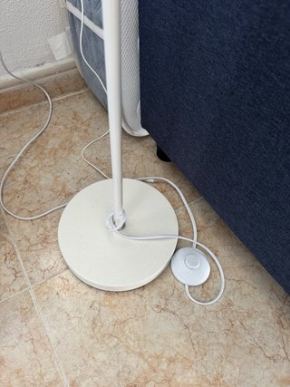 Lámpara de pie blanca