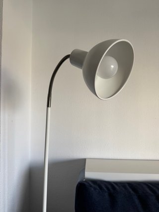 Lámpara de pie blanca