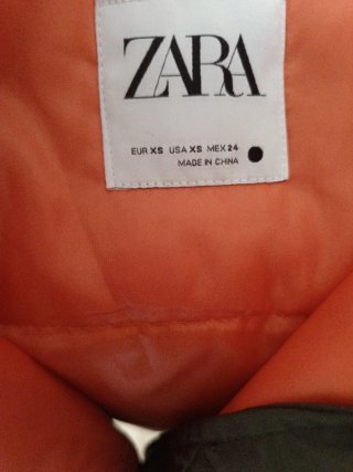 Chaleco Zara verde militar y naranja con capucha