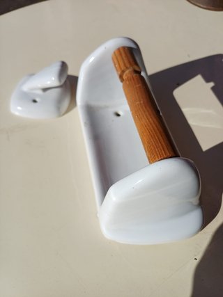 Porta rolo e cabide porcelana branca antigo