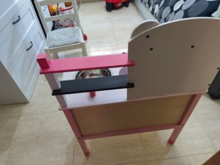 Cocinita de madera rosa