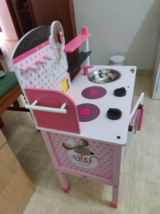 Cocinita de madera rosa