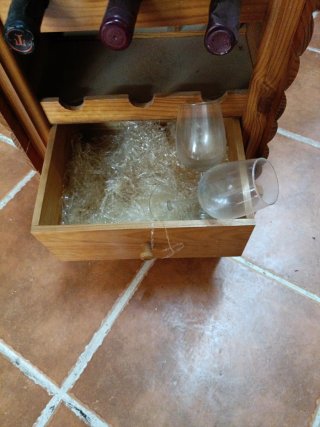 Botellero de madera con cajón