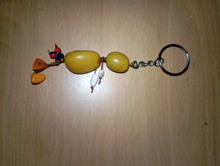 Portachiavi con semi e macramè fatto a mano