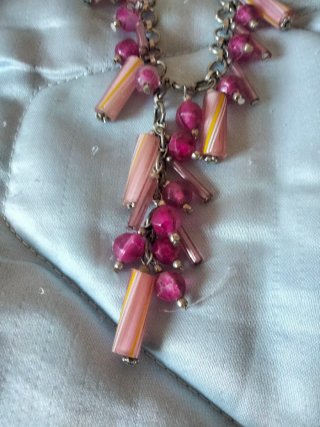 Gargantilla rosa con color plateado.