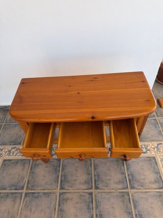 Recibidor de madera con 3 cajones