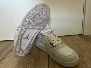 Zapatillas Jordan 4 Blancas y Plateadas