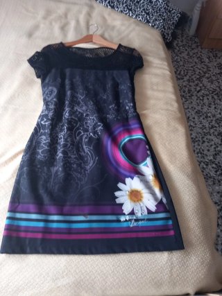 Vestido negro y multicolor con estampado