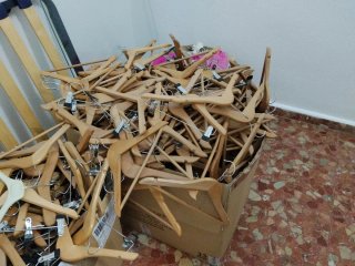 Lote de 20 Perchas Madera y Metal