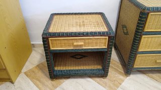 Comodino in vimini e legno