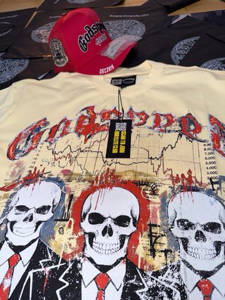 Camiseta gráfica de calaveras y coche deportivo