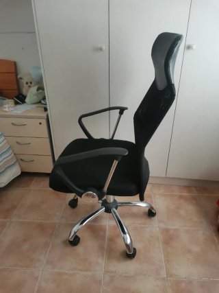 Silla de oficina ergonómica negra