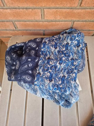 Pañuelo azul y blanco con estampado paisley