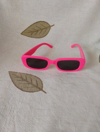 Bolso rojo más gafas