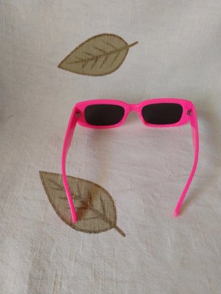 Bolso rojo más gafas