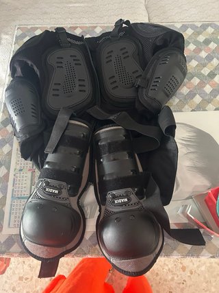 Protecciones moto infantil: casco, gafas y más