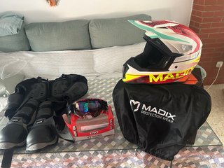 Protecciones moto infantil: casco, gafas y más