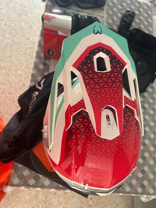 Protecciones moto infantil: casco, gafas y más