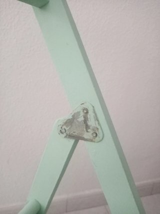 Silla plegable madera restaurada parcialmente.