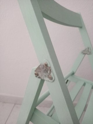 Silla plegable madera restaurada parcialmente.