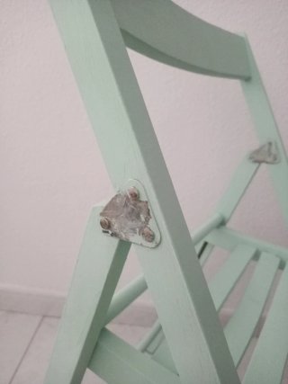 Silla plegable madera restaurada parcialmente.