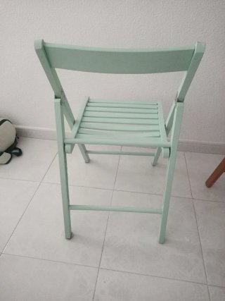 Silla plegable madera restaurada parcialmente.