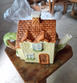 Teiera in ceramica a forma di casa