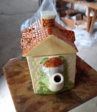 Teiera in ceramica a forma di casa