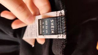 Mono negro corto con volantes simula vestido