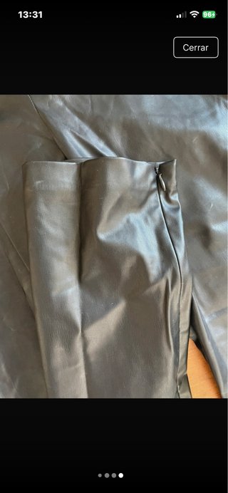 Pantalón efecto piel Zara Talla M