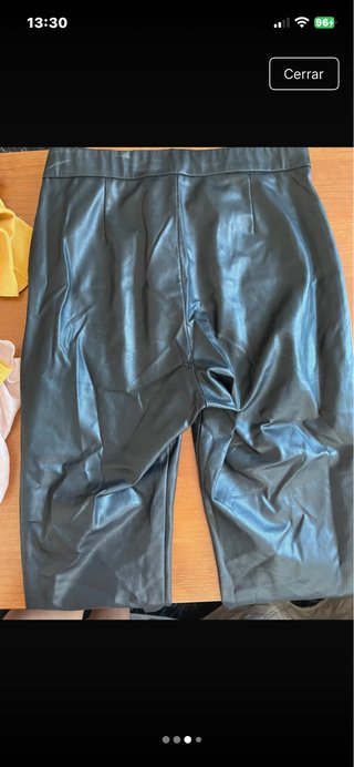 Pantalón efecto piel Zara Talla M
