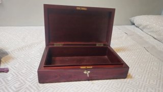 Caja de madera antigua con llave