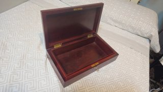 Caja de madera antigua con llave