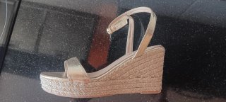 Sandalias doradas de cuña con destellos