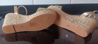 Sandalias doradas de cuña con destellos