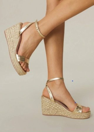 Sandalias doradas de cuña con destellos
