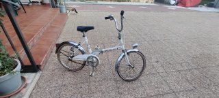 Bicicleta plegable blanca