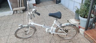 Bicicleta plegable blanca