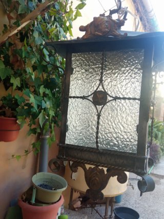 Farol clásico de metal y cristal