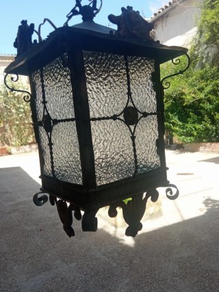 Farol clásico de metal y cristal