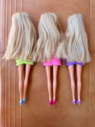 Muñecas estilo Barbie con vestidos brillantes