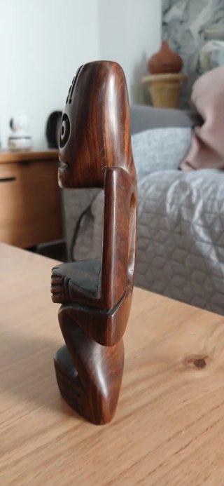Figura de madera tallada artesanal