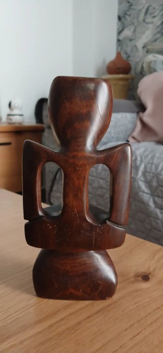 Figura de madera tallada artesanal
