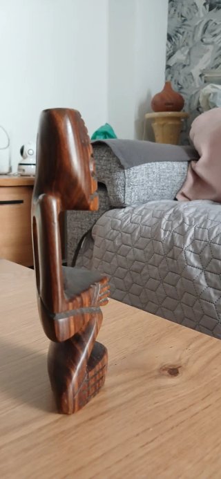 Figura de madera tallada artesanal
