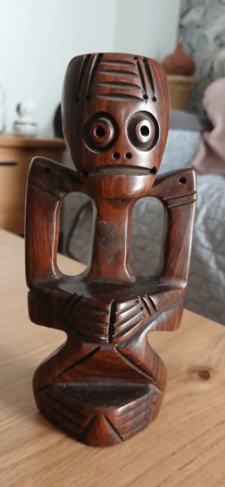 Figura de madera tallada artesanal