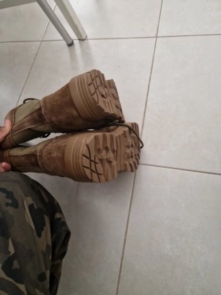 Botas de montaña marrones y verdes