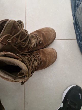 Botas de montaña marrones y verdes