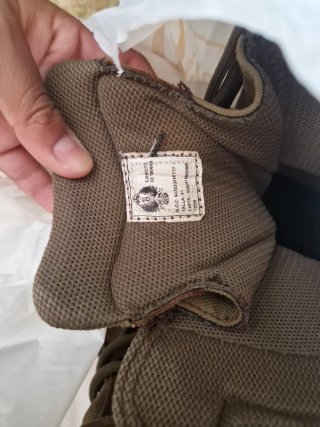 Botas de montaña marrones y verdes