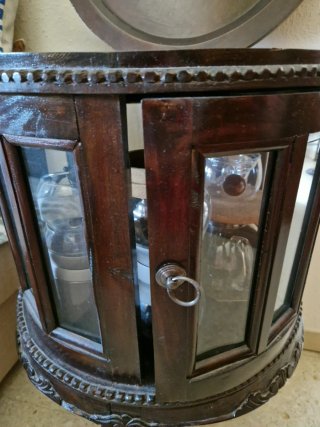 Mueble botellero antiguo de madera y cristal